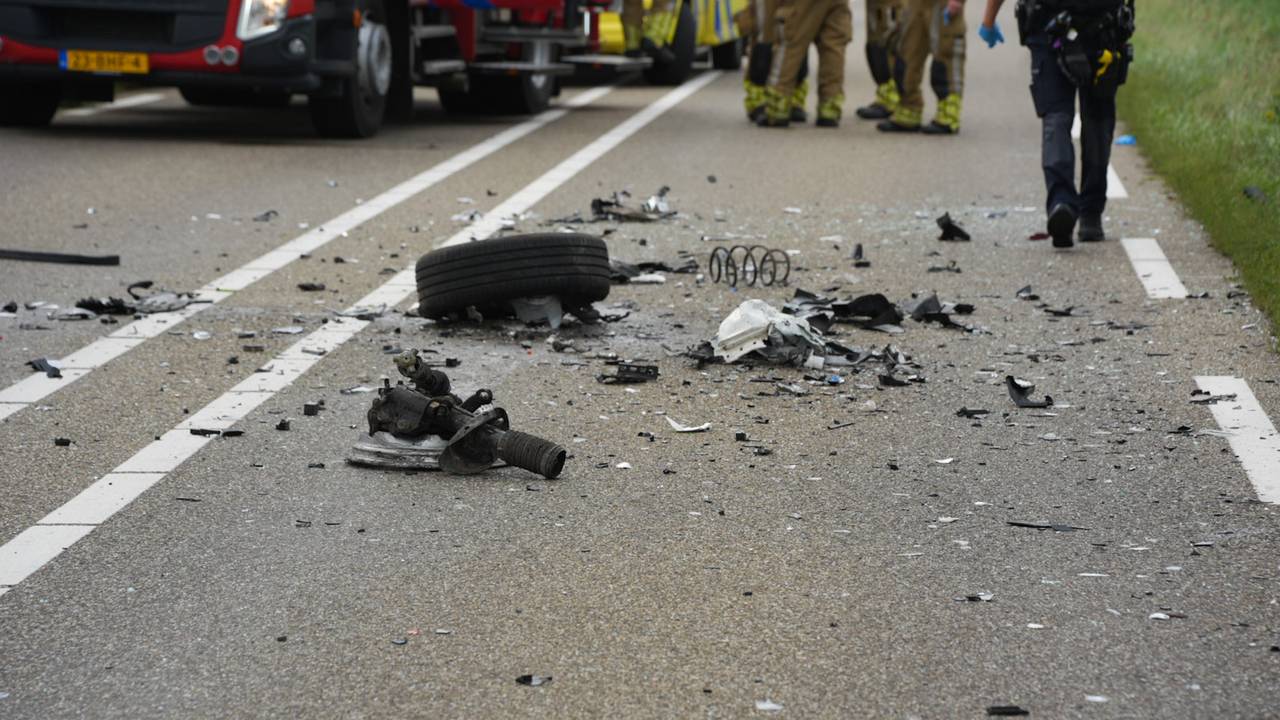 De weg is bezaaid met brokstukken van het ongeval (foto: Erik Haverhals / Persbureau Heitink). 