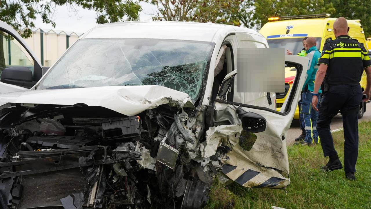 De bestuurder van de bestelbus raakte ook gewond bij het ongeluk in Andel (foto: Erik Haverhals / Persbureau Heitink). 