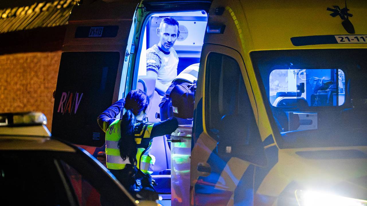 Het slachtoffer werd aan zijn steekwond behandeld in een ambulance (foto: Lucas Lammers/Persbureau Heitink).