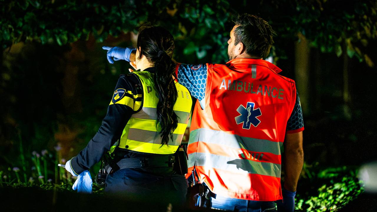 De politie doet onderzoek naar de steekpartij in Velp (foto: Lucas Lammers/Persbureau Heitink).