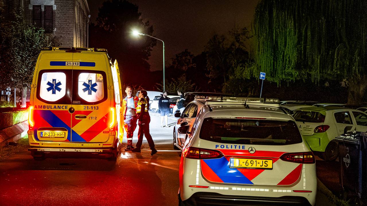 Meerdere politie-eenheden rukten na de melding van de steekpartij uit naar Velp (foto: Lucas Lammers/Persbureau Heitink).