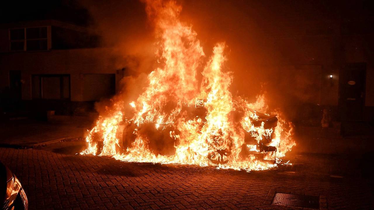 Rond twee uur 's nachts vatte een auto aan de Tourmaletstraat vlam (foto: Toby de Kort/Persbureau Heitink).