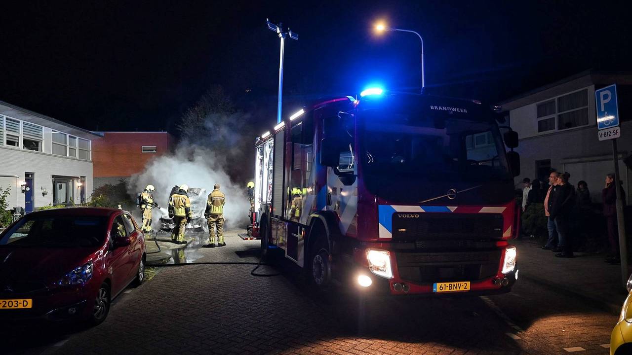 De brandweer had het druk met de autobranden in Tilburg-Zuid (foto: Toby de Kort/Persbureau Heitink).