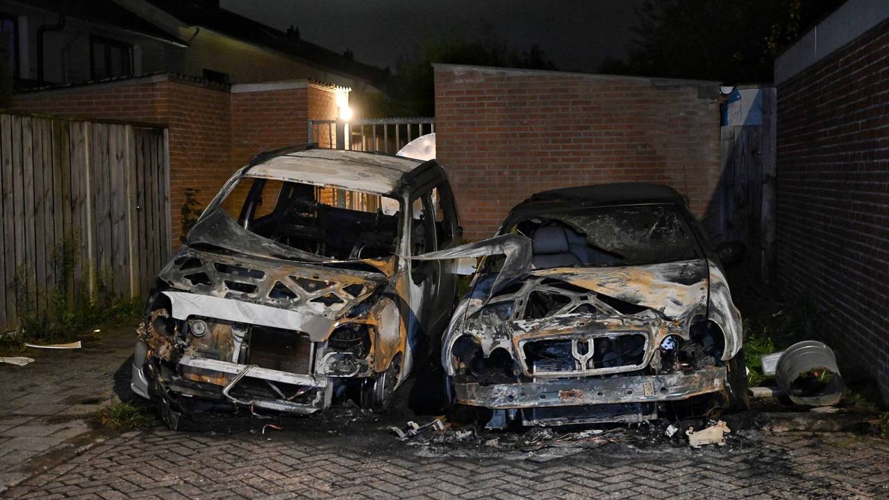 Twee auto's werden rond twaalf uur 's nachts door brand verwoest aan de Dolomietenweide in Tilburg (foto: Toby de Kort/Persbureau Heitink).