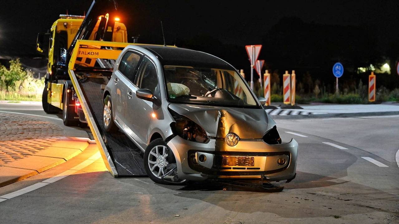 Een berger nam de in Goirle gecrashte auto mee (foto: Toby de Kort/Persbureau Heitink).