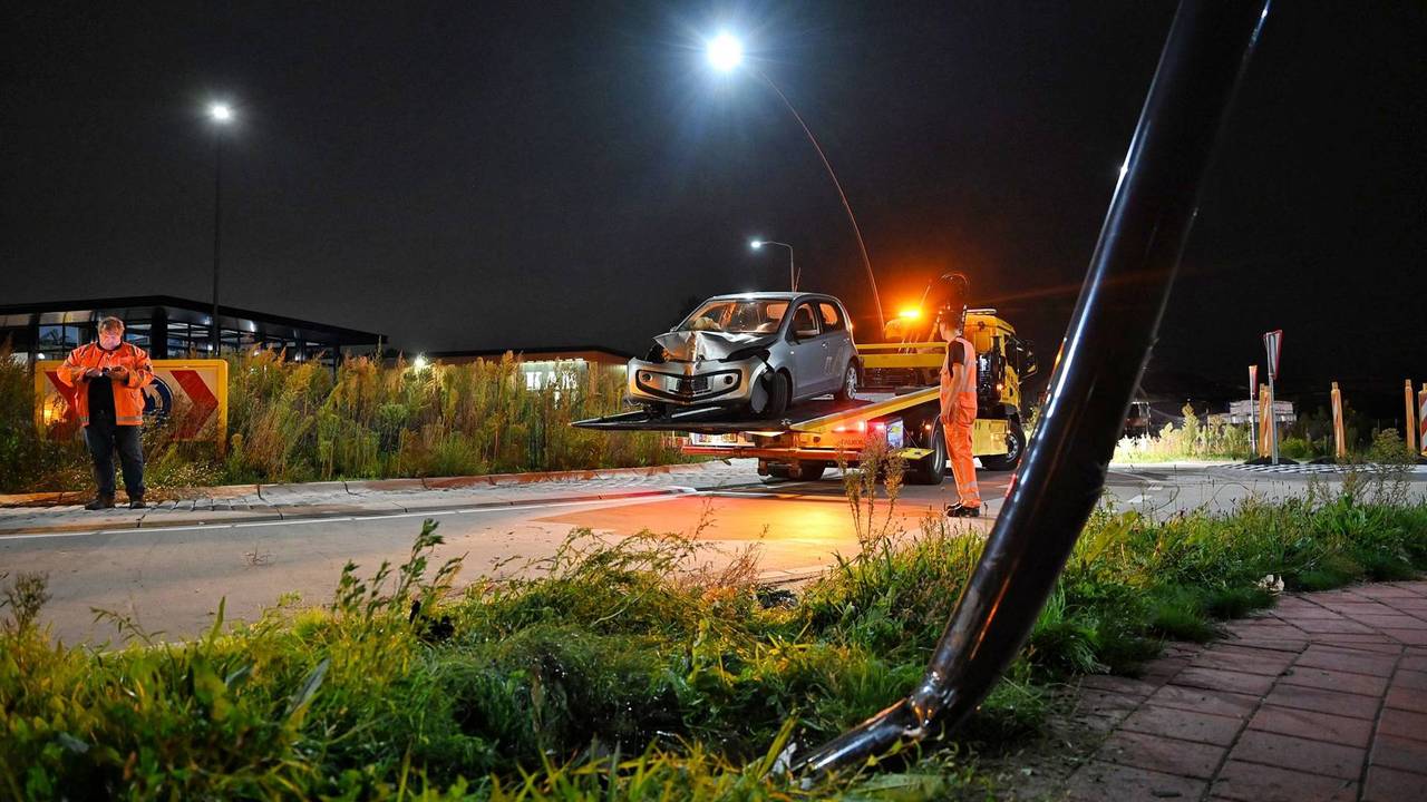De automobilist raakte een lantaarnpaal naast de Turnhoutsebaan in Goirle (foto: Toby de Kort/Persbureau Heitink).