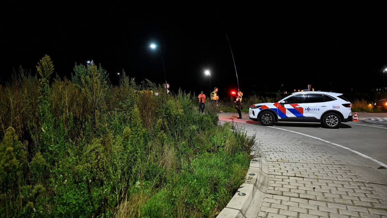 De politie sloot de rotonde bij Goirle af voor het verkeer en doet onderzoek (foto: Toby de Kort/Persbureau Heitink).