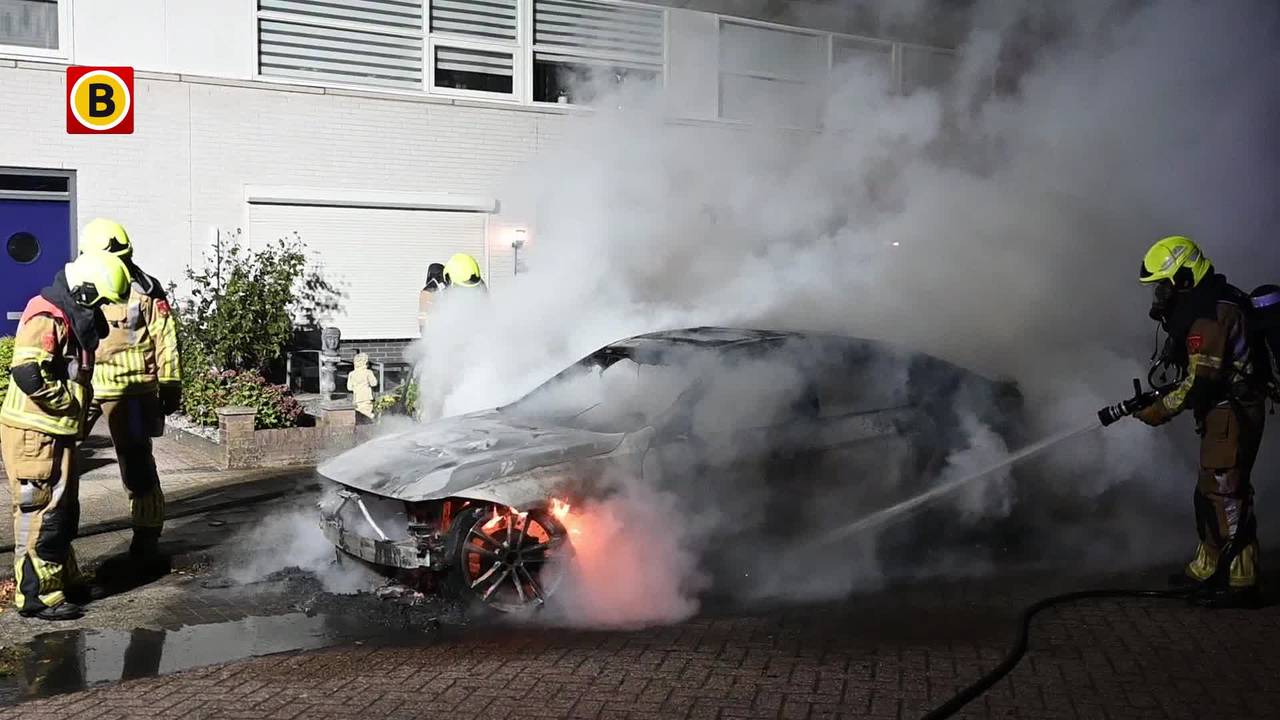 Brand verwoest drie auto's in Tilburg-Zuid, politie doet onderzoek