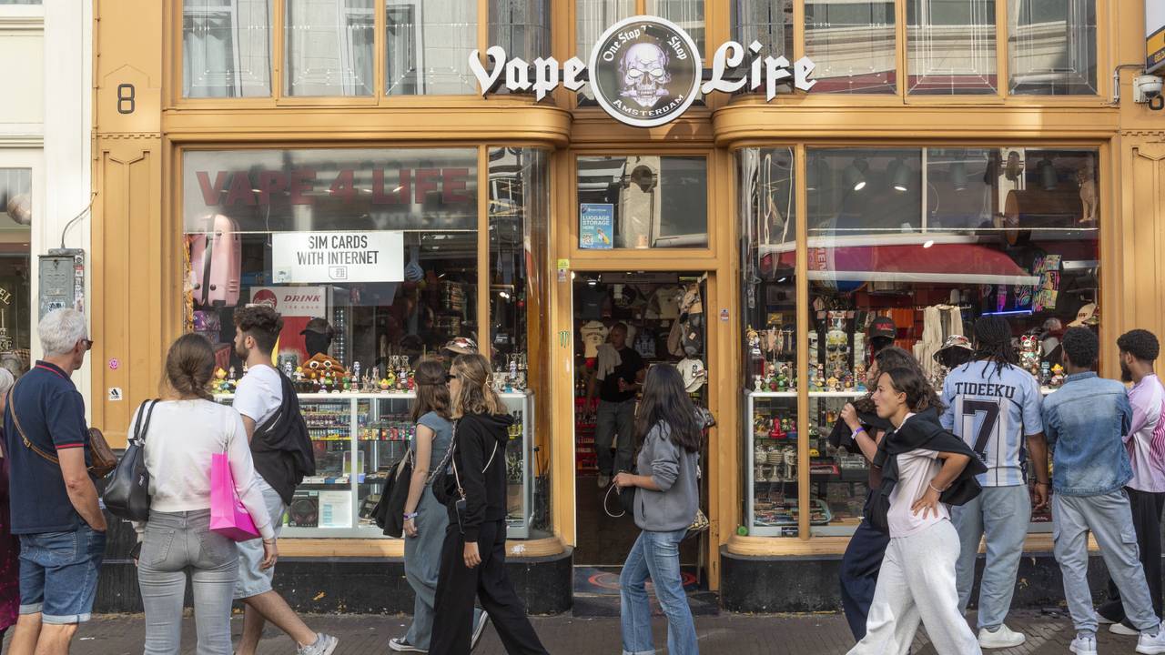 Drukte bij een winkel die alles rondom vapes verkoopt (archieffoto: ANP).