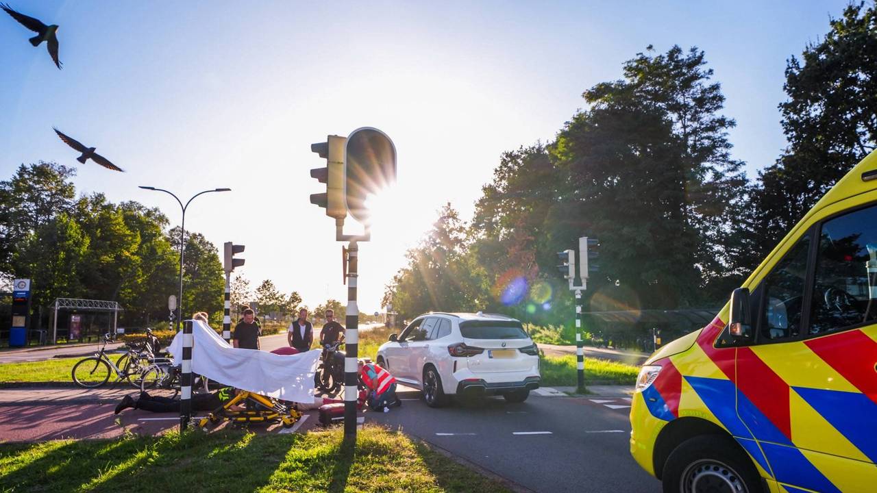 Scooter geschept door auto op Europalaan in Nuenen