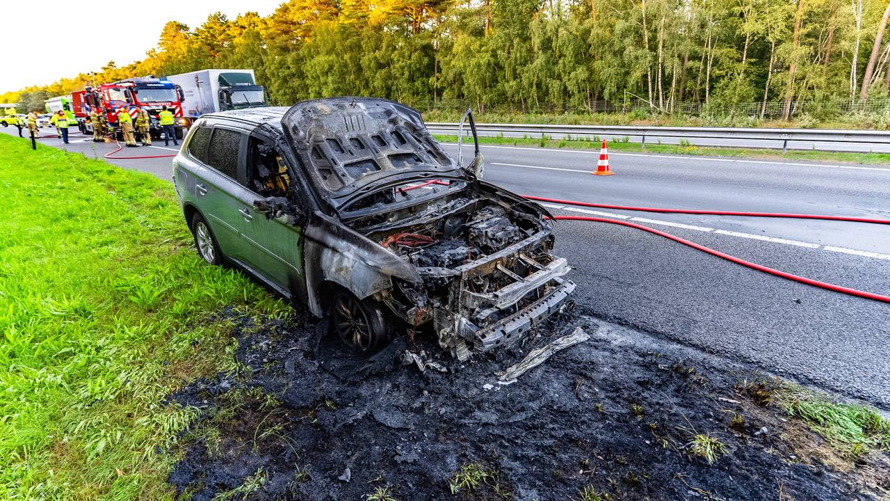 Auto brandt volledig uit op A73 bij Overloon