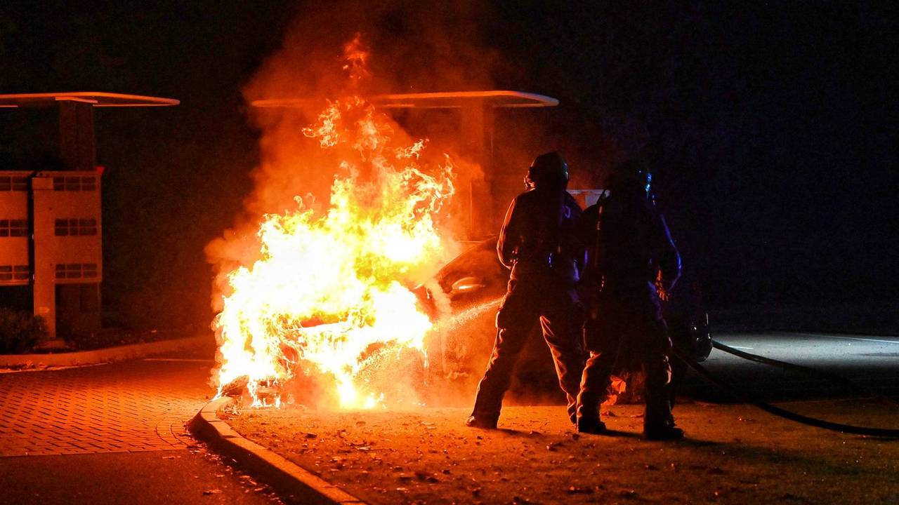 Kort na de crash vatte de achtervolgde Volkswagen vlam (foto: Persbureau Heitink).