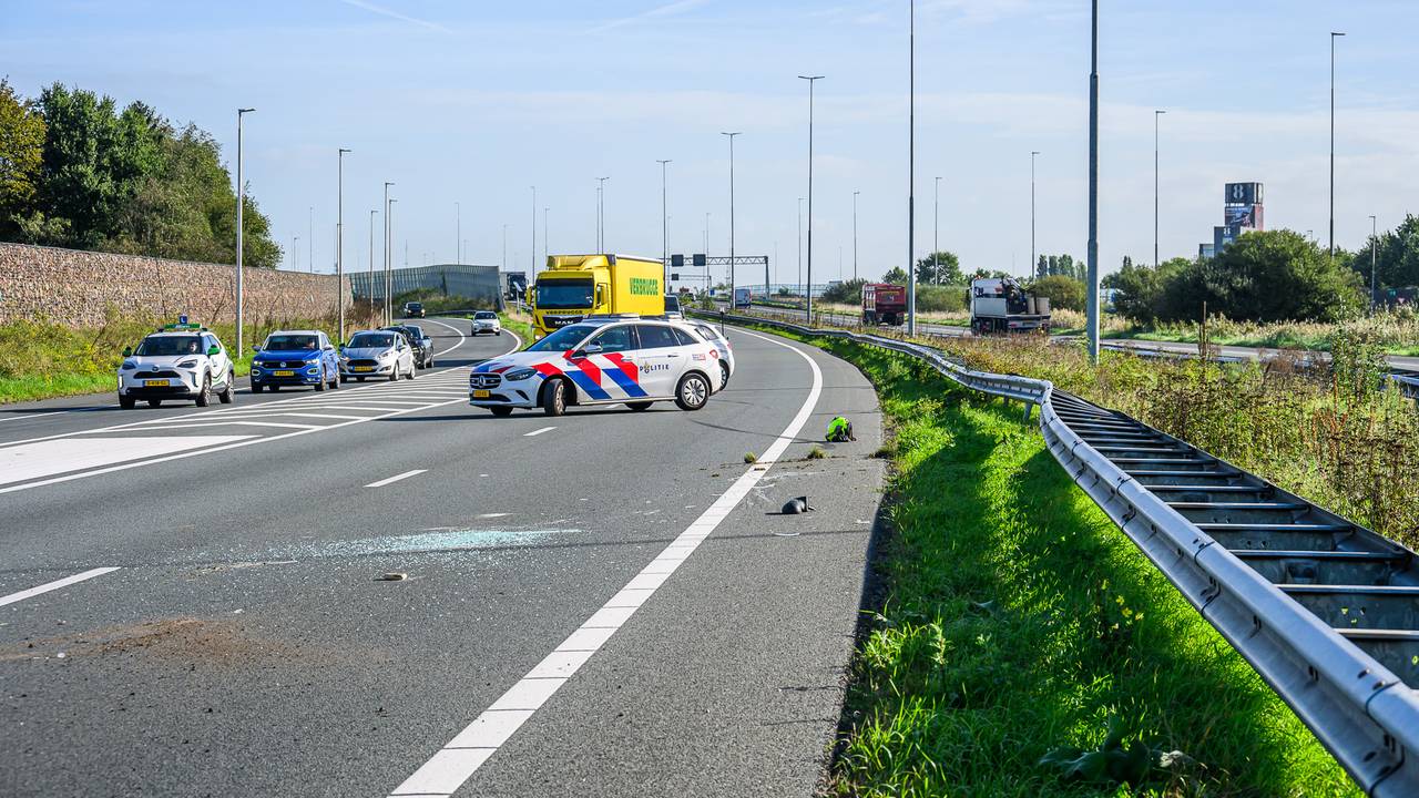 Auto over de kop op de A58 bij Breda (foto: Tom van der Put/Persbureau Heitink).
