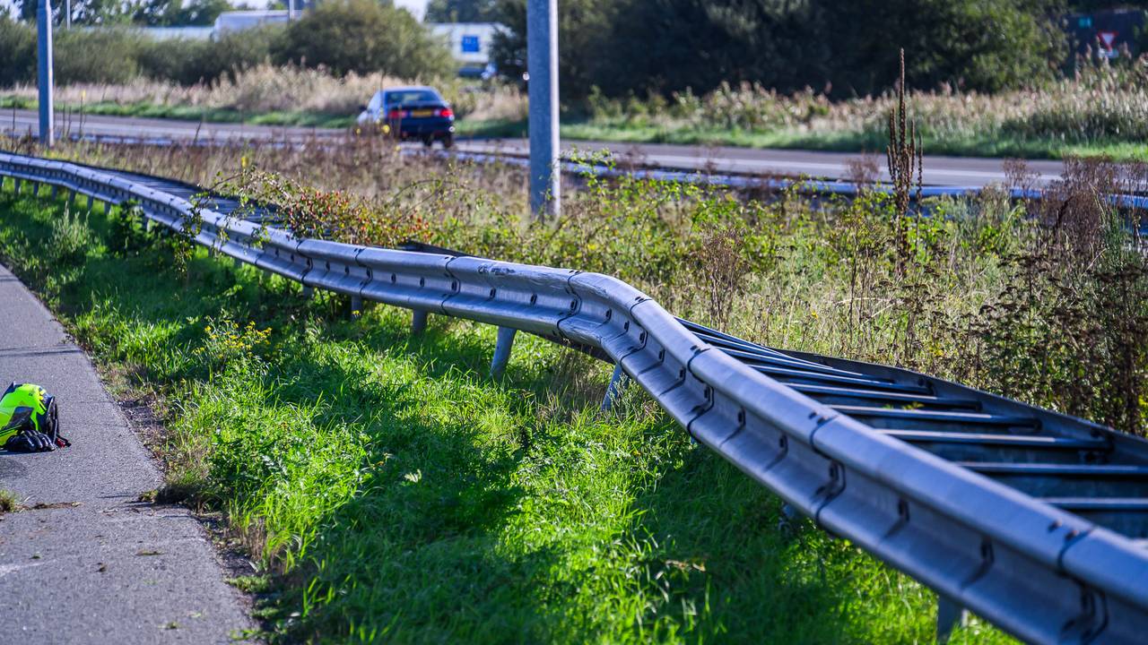 Auto over de kop op de A58 bij Breda (foto: Tom van der Put/Persbureau Heitink).