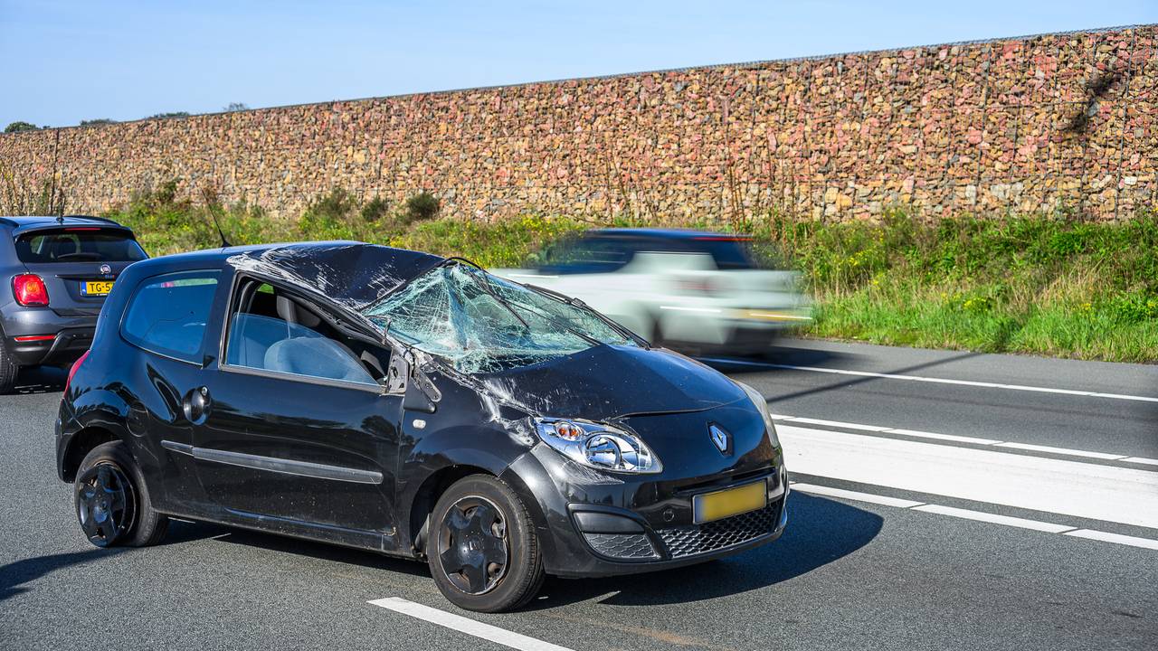Auto over de kop op de A58 bij Breda (foto: Tom van der Put/Persbureau Heitink).