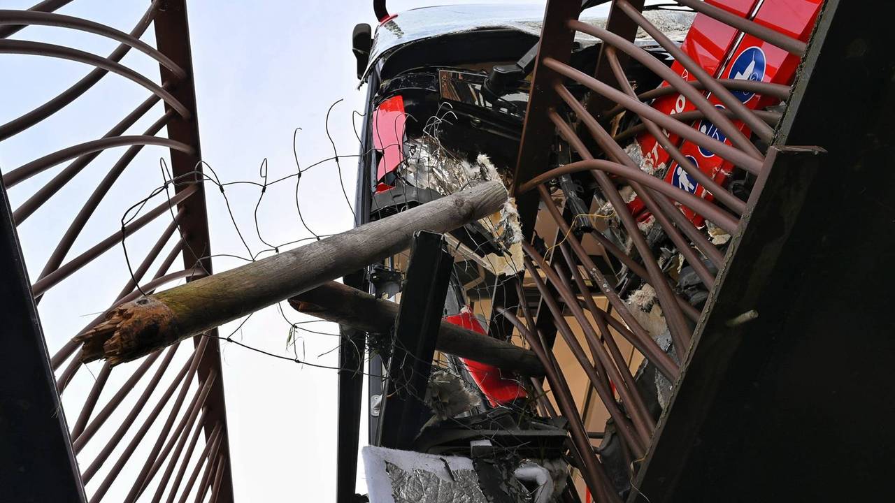 De ravage is groot op de brug (foto: Toby de Kort/Persbureau Heitink).
