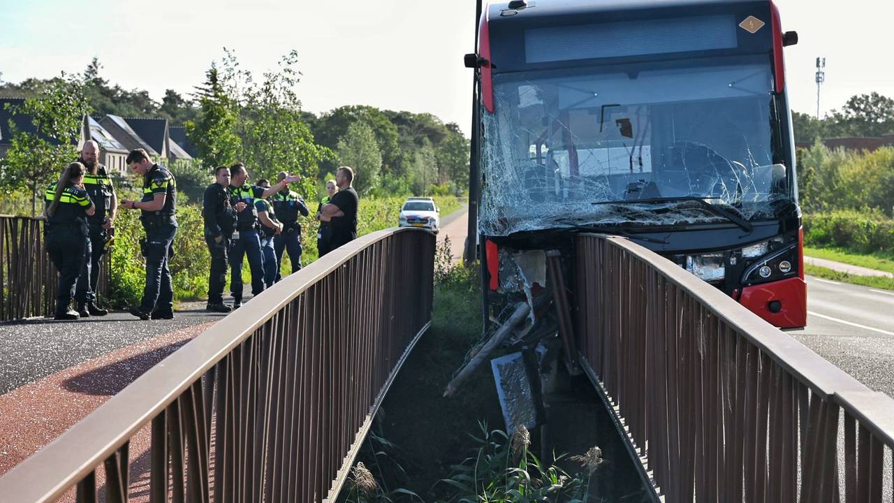 Ravage na ongeluk met bus in Tilburg: railing van brug doorboort stadsbus