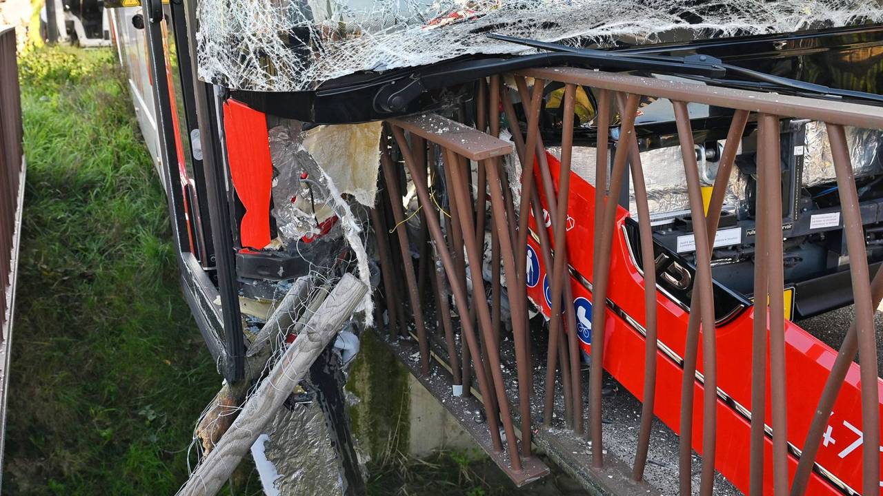 De ravage is groot op de brug (foto: Toby de Kort/Persbureau Heitink).