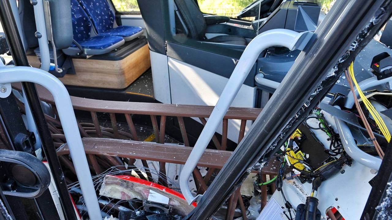 De ravage is groot in de bus (foto: Toby de Kort/Persbureau Heitink).