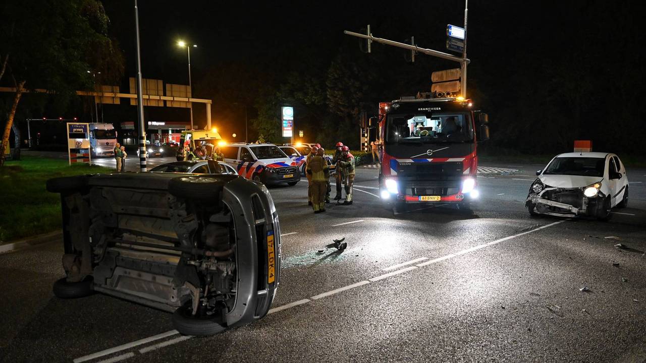 Auto op zijn kant na botsing op beruchte kruising