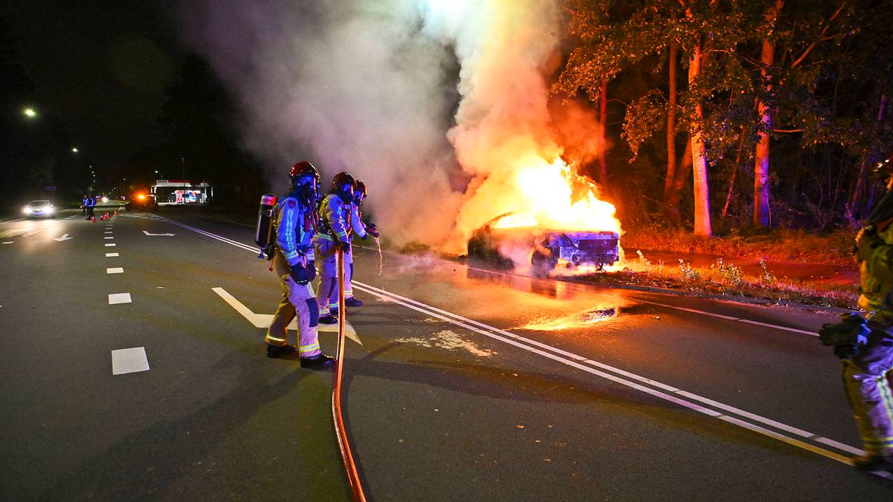 Na een poging om te blussen is het voertuig uitgebrand (foto: Rico Vogels/Persbureau Heitink).