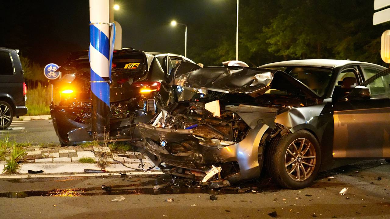 Twee automobilisten botsten op elkaar in Rijen (foto: Jeroen Stuve / Persbureau Heitink). 