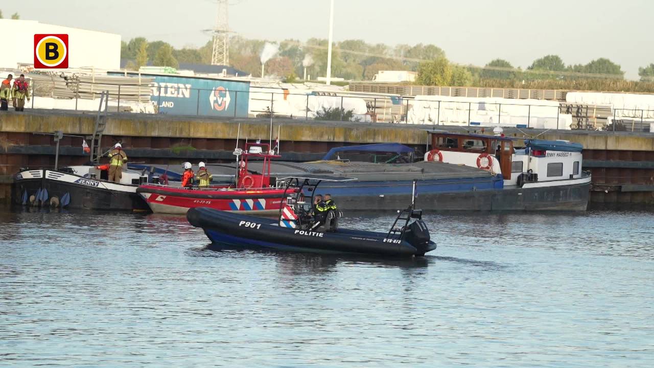 Schipper vaart tegen pijler van brug en slaat alarm, brandweer rukt uit