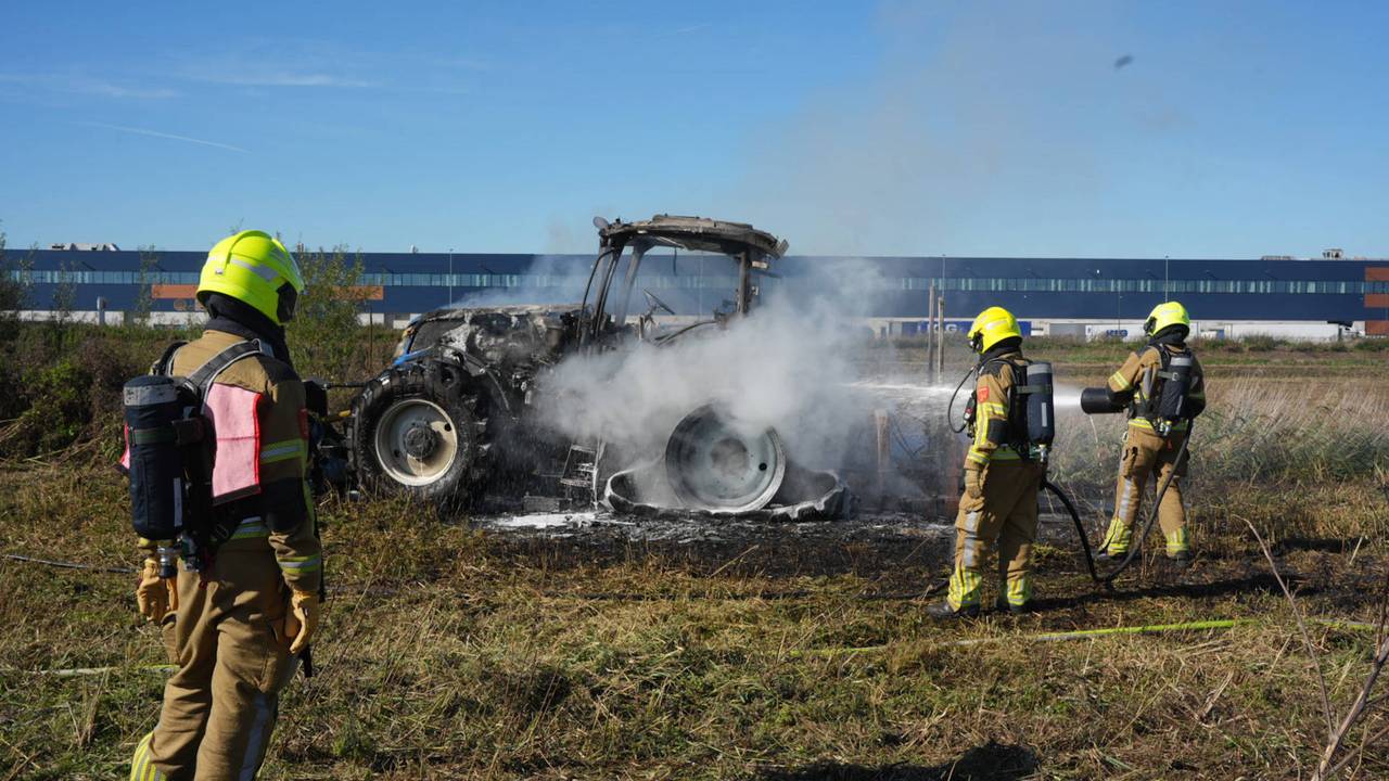 Tractor brandt helemaal uit tijdens het maaien in Waalwijk