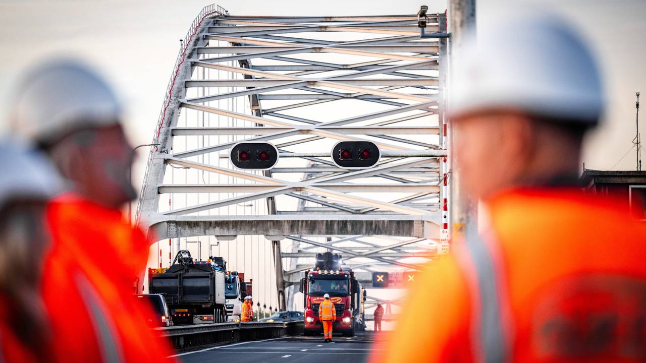 Werkzaamheden aan de Merwedebrug veroorzaken files op vrijdagmiddag (foto: ANP). 