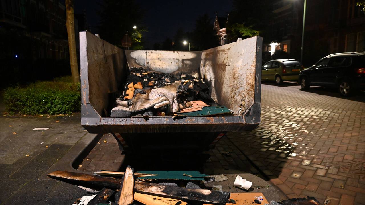Ook een bouwcontainer is in brand gestoken in de Bredase wijk Boeimeer (foto: Perry Roovers / Persbureau Heitink). 