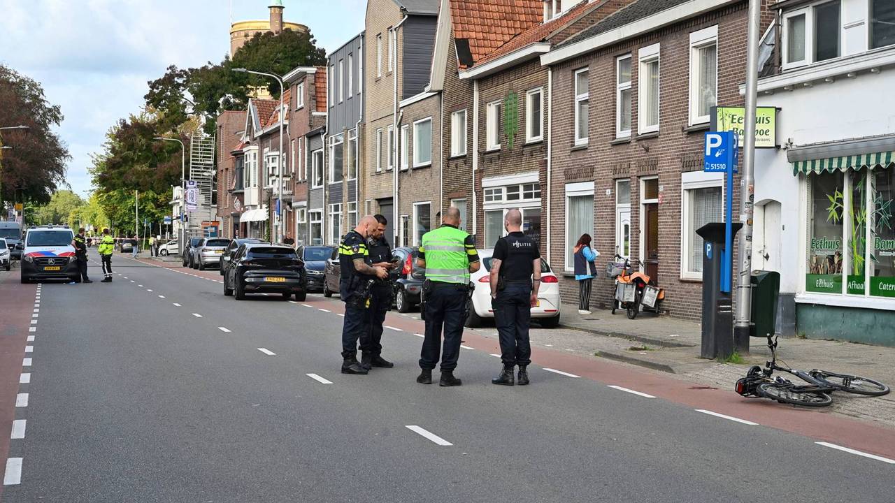 Fietser valt en botst daarna met auto in Breda, zwaargewond naar ziekenhuis