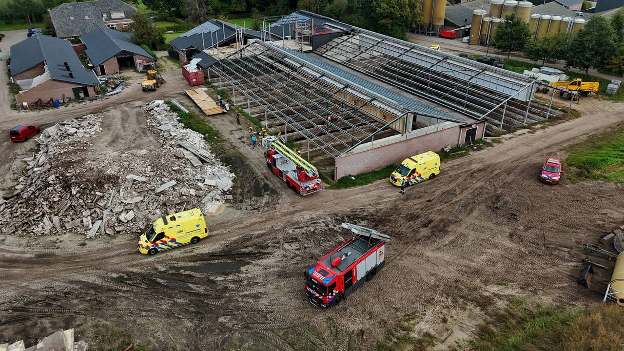 Man valt van dak oude stal in Boxtel, slachtoffer met spoed naar ziekenhuis