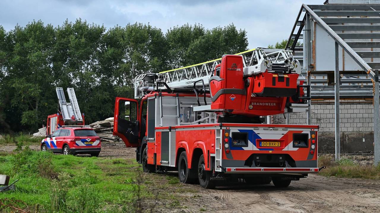 Vanwege de ernst van de situatie kwamen meerdere ambulances en brandweerwagens naar Boxtel (foto: Toby de Kort/Persbureau Heitink).