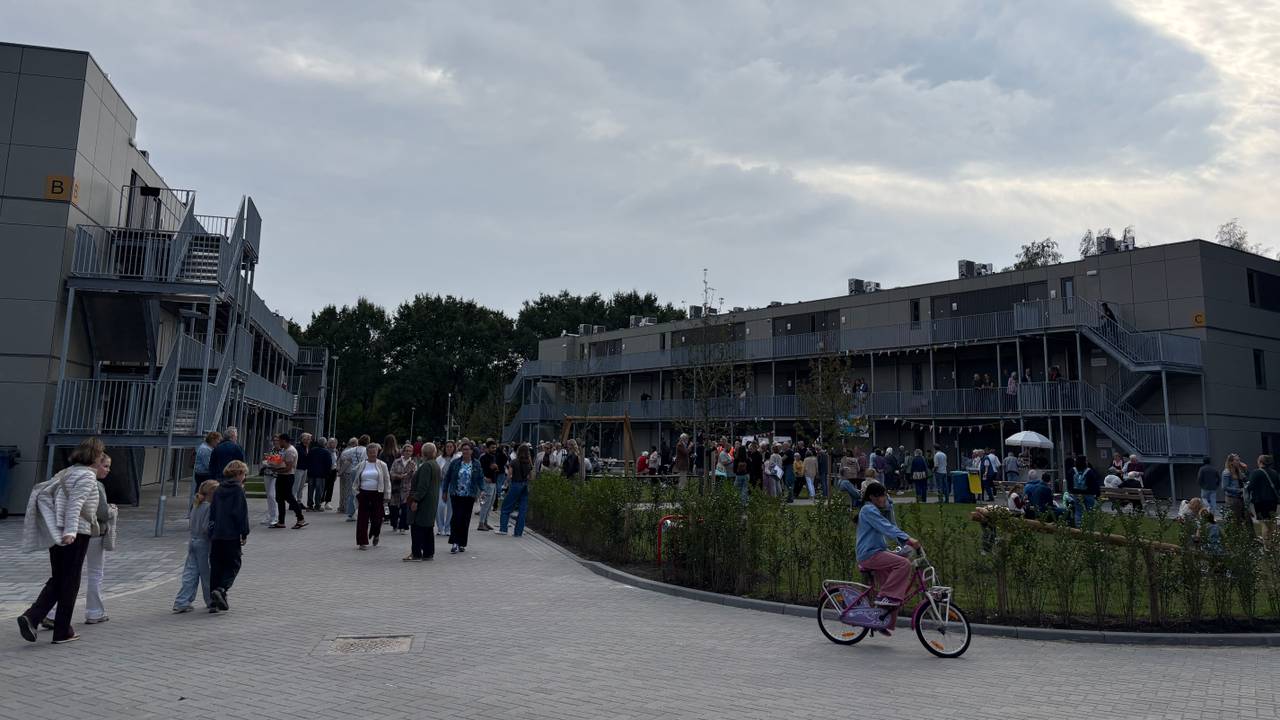 Recordaantal bezoekers en veel vrijwilligers bij gloednieuw azc in Nuenen