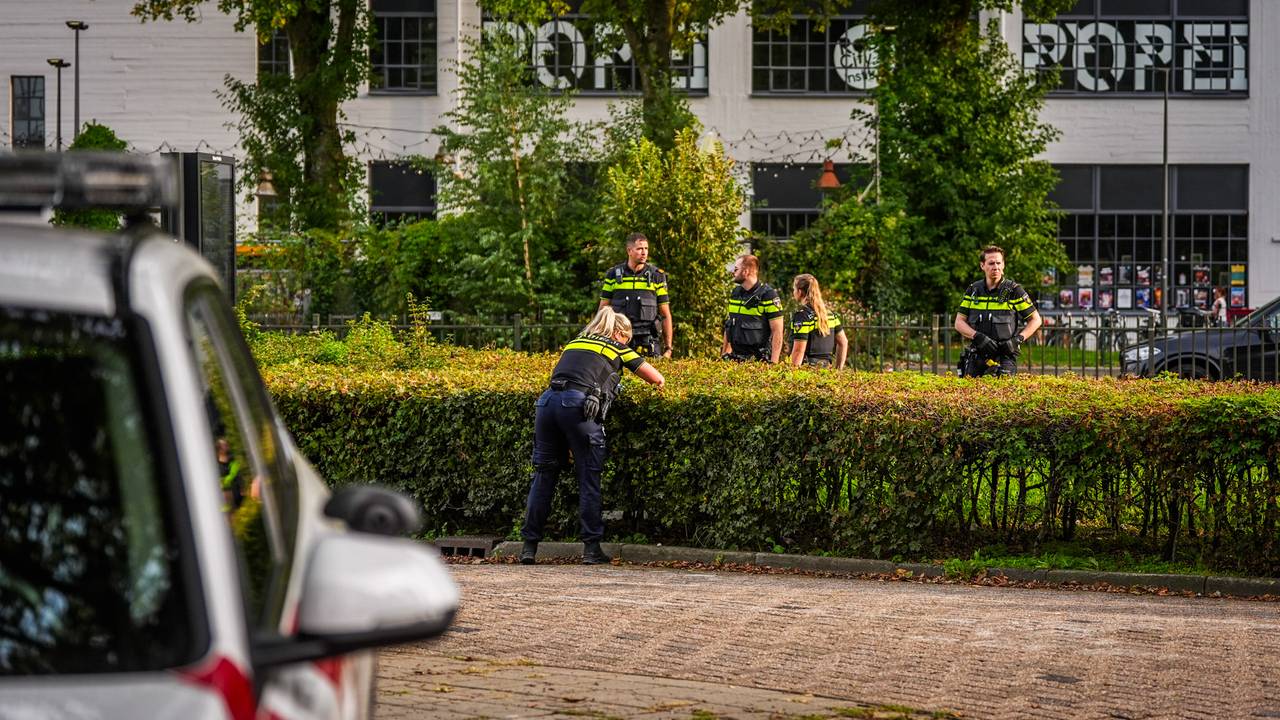 De politie onderzocht de supporters (foto: SQ Vision).