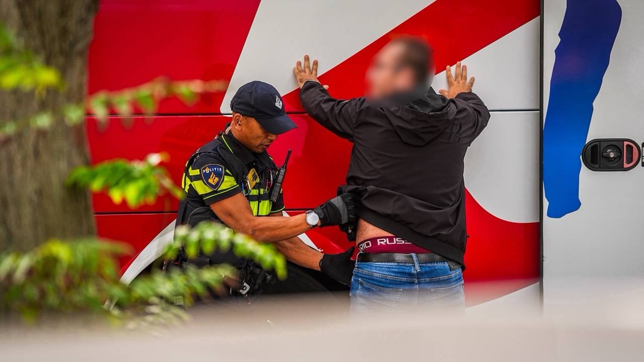De politie onderzocht de supporters (foto: SQ Vision).