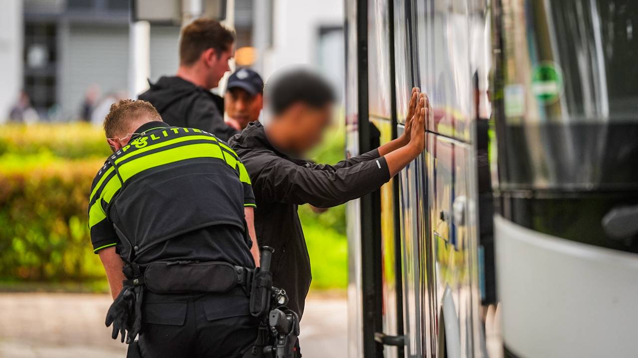 De politie onderzocht de supporters (foto: SQ Vision).