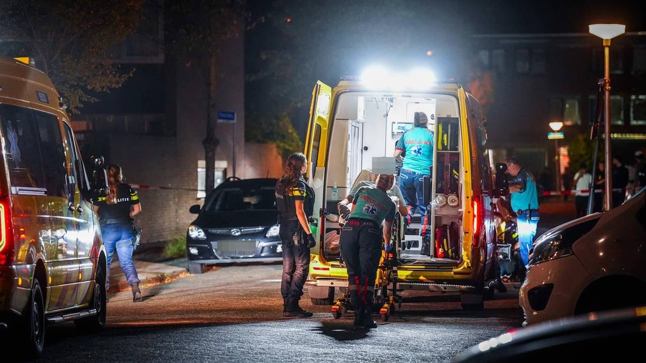 Zeker twee personen zijn met de ambulance naar het ziekenhuis gebracht. (Foto: Persbureau Heitink.)