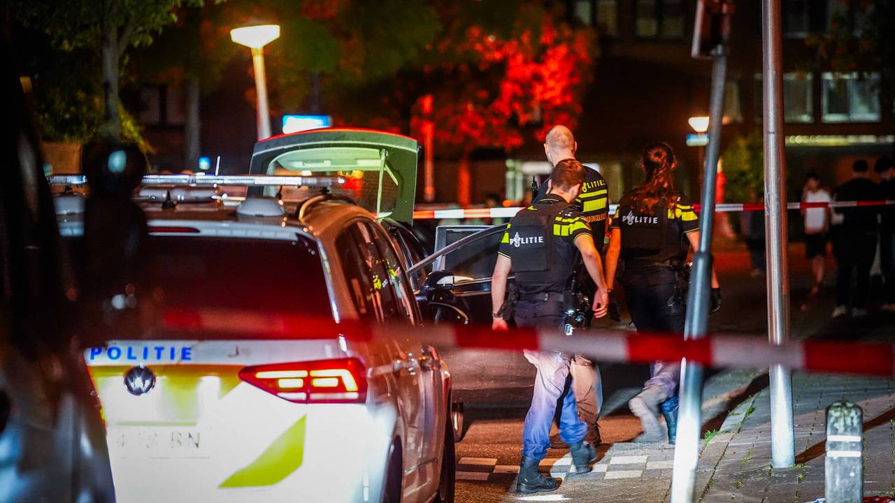 De politie trof meerdere gewonden aan bij de auto, er zou mogelijk ook zijn geschoten. (Foto: Persbureau Heitink.)