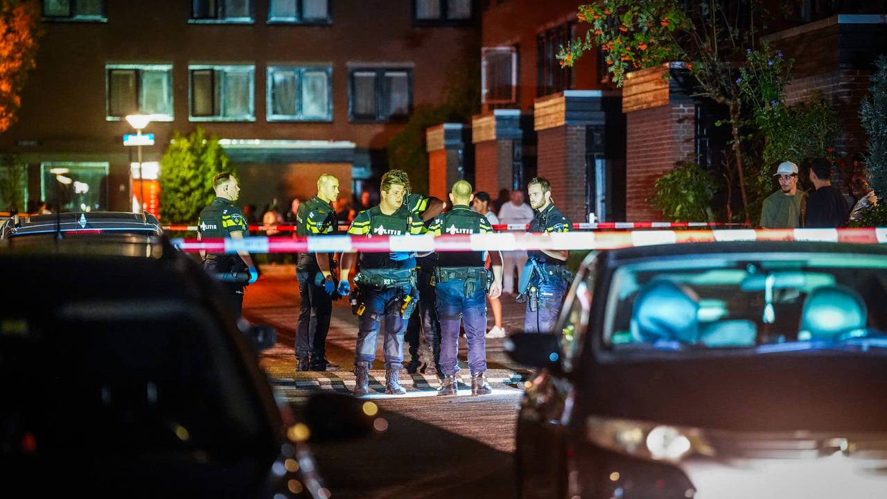 Volgens getuigen zouden er harde knallen te horen zijn geweest, ook zou er een wapen tegen het hoofd van iemand zijn gezet. (Foto: Persbureau Heitink.)
