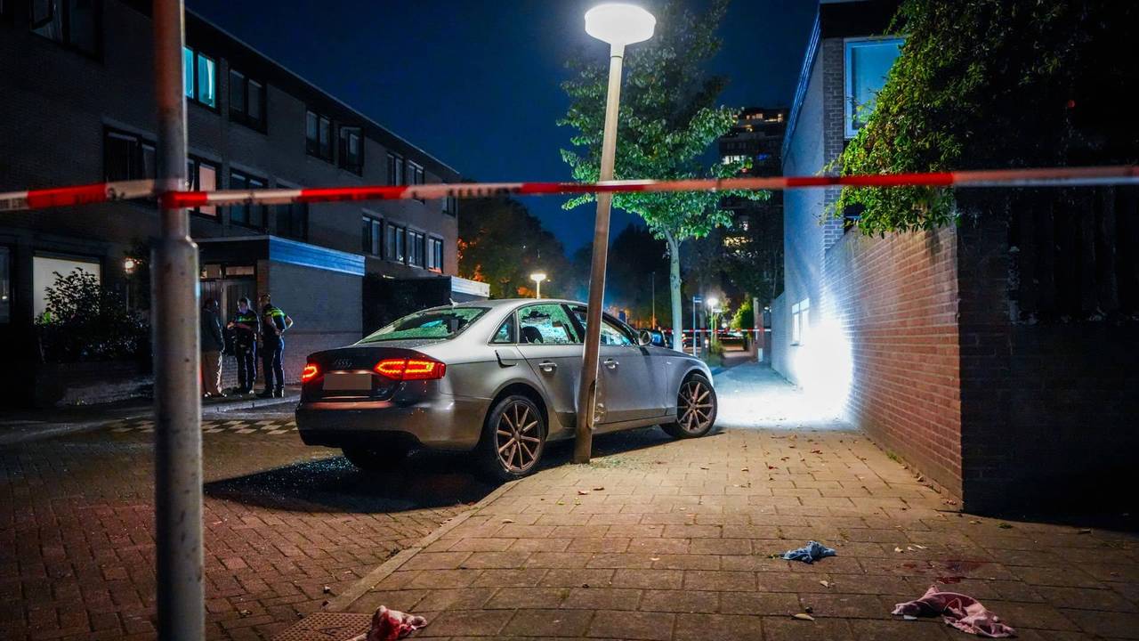 De auto staat tegen een lantaarnpaal aan, alle ruiten liggen eruit en er ligt bloed op de grond. (Foto: Persbureau Heitink.)