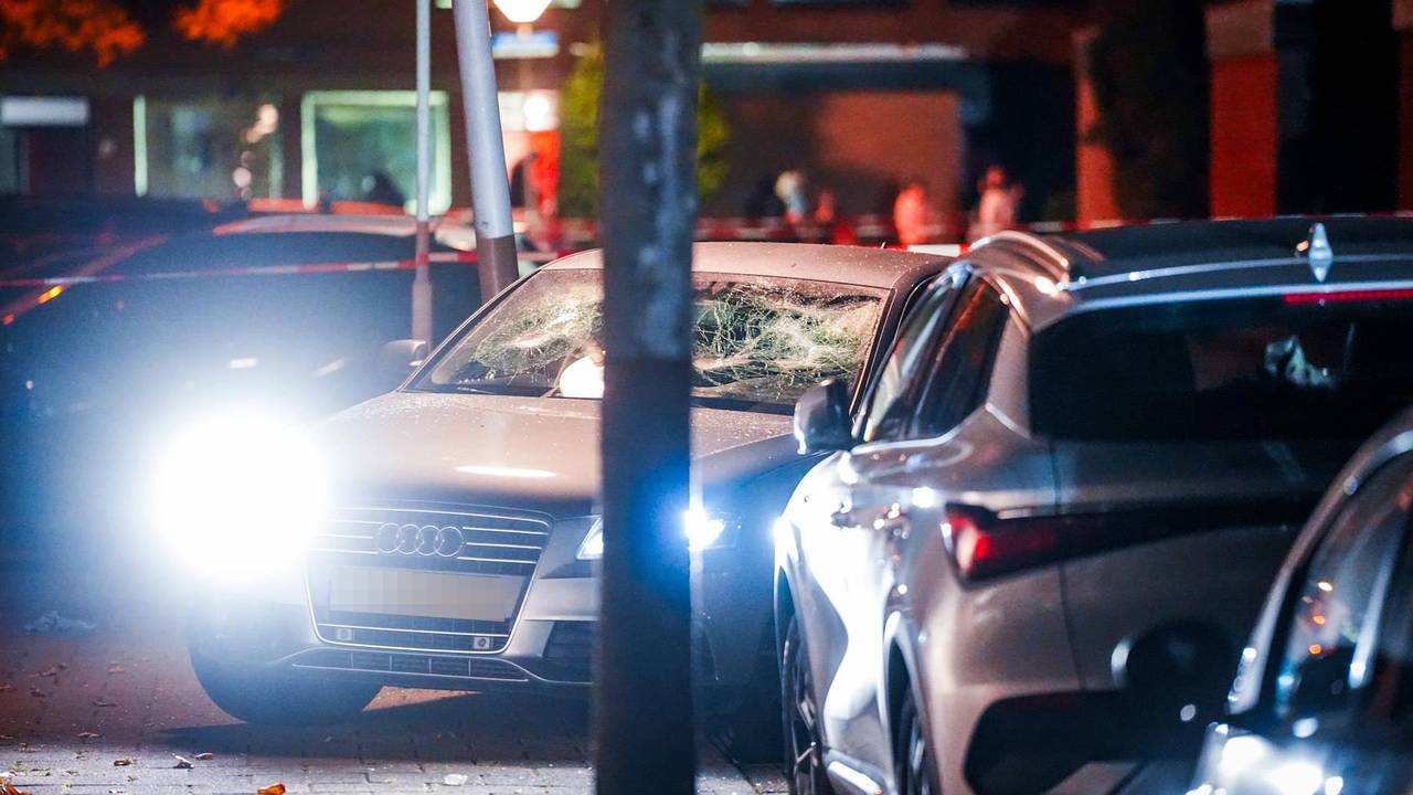 De voorruit van de auto is zwaar beschadigd. (Foto: Persbureau Heitink.)