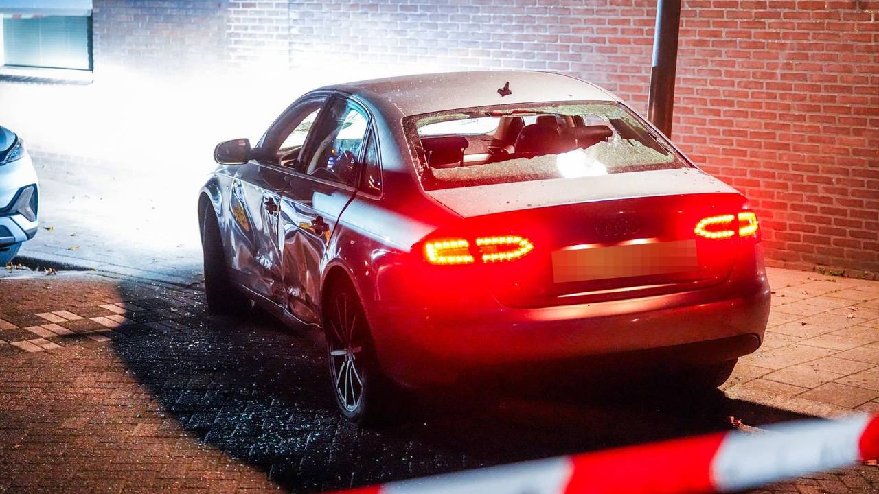 De ruiten van de auto zijn compleet aan diggelen. (Foto: Persbureau Heitink.)