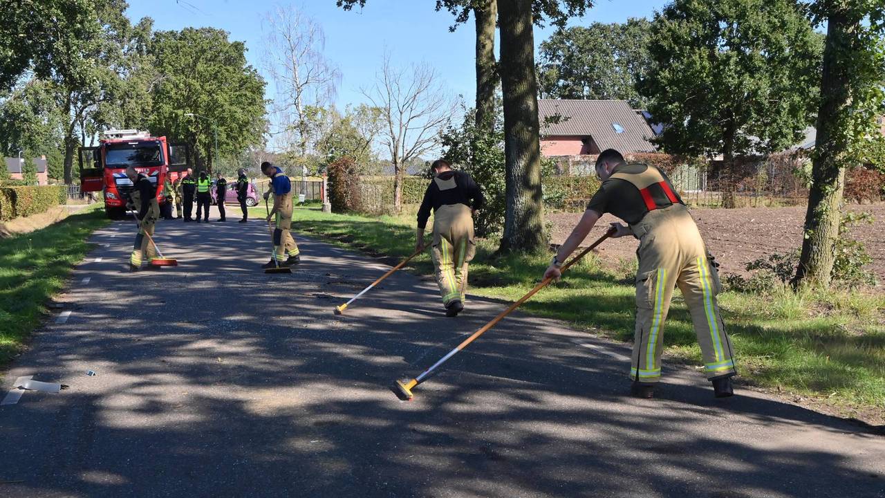 Jonge automobilist zwaargewond na botsing tegen boom in Lage Mierde