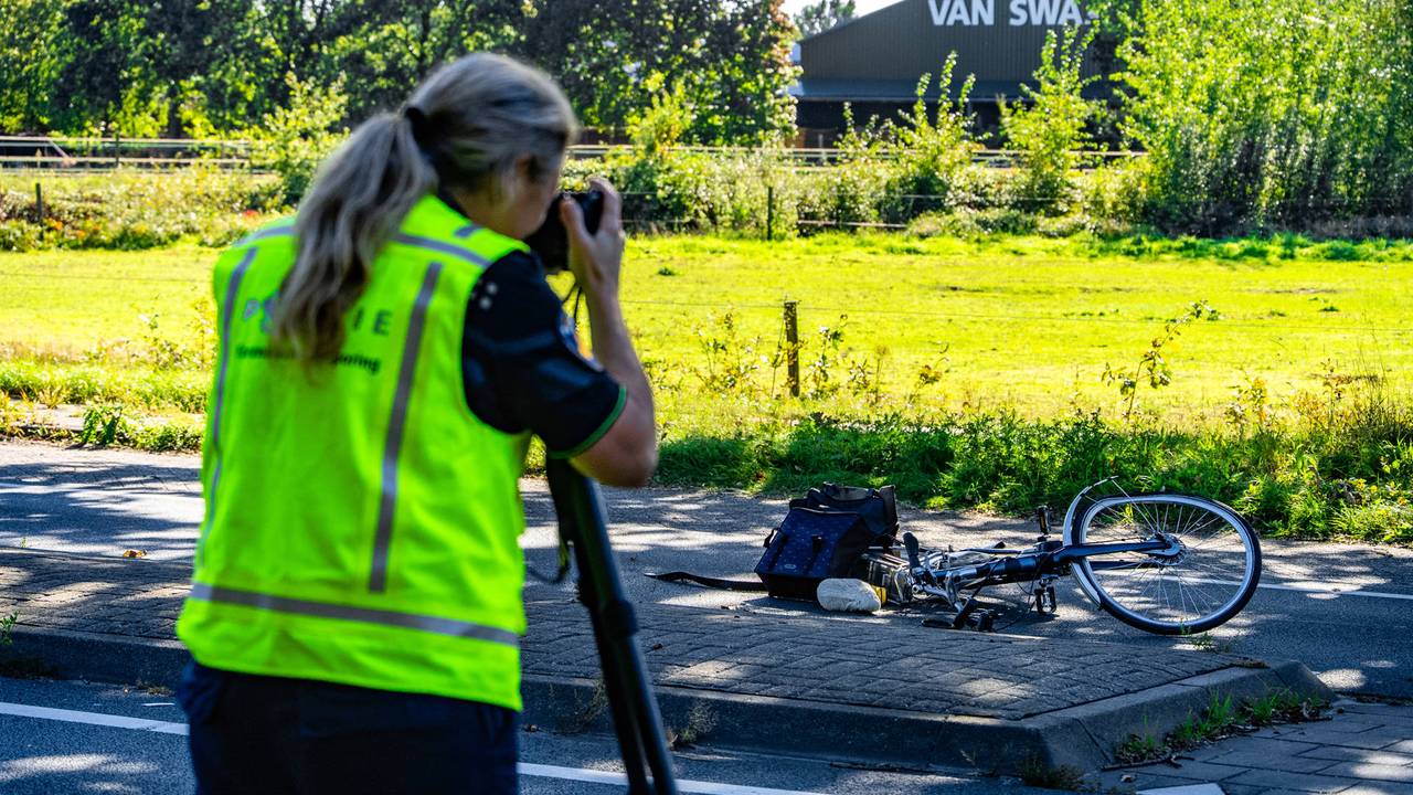 De politie doet onderzoek op de plaats van het ongeluk (foto: Lucas Lammers/Persbureau Heitink).