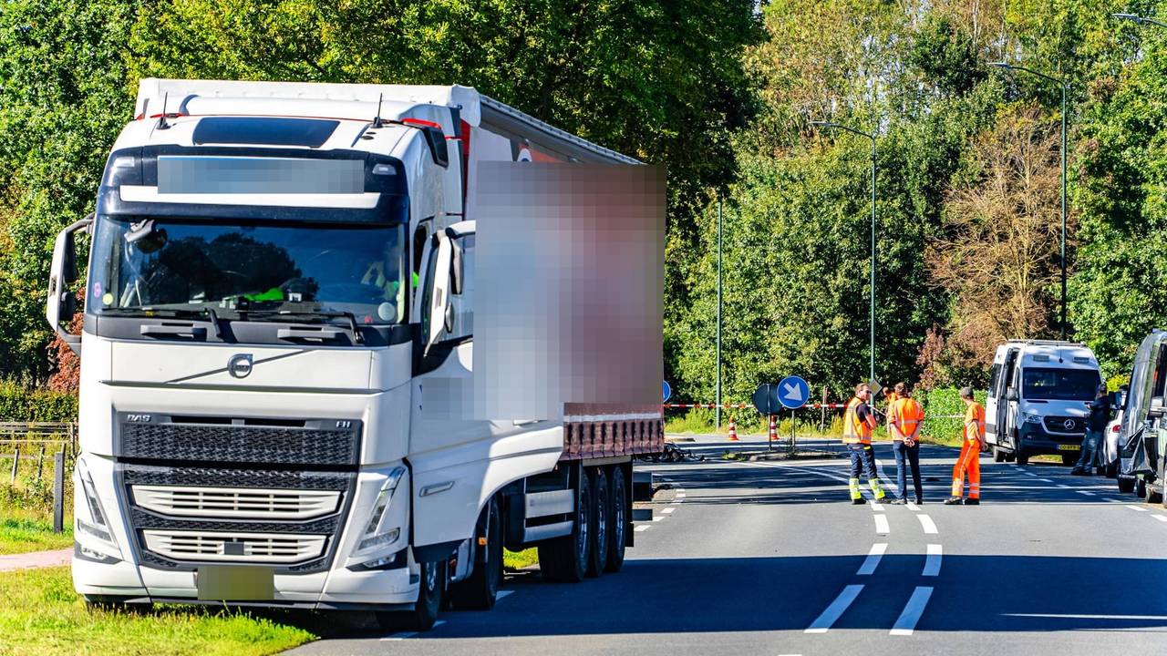 De fietser is zwaargewond naar het ziekenhuis gebracht (foto: Lucas Lammers/Persbureau Heitink).