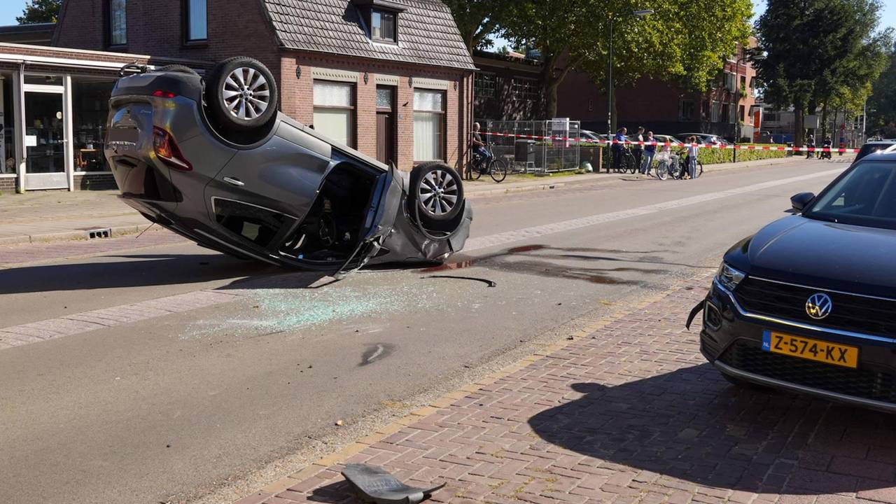 Auto belandt op z'n kop na ongeluk in Bakel