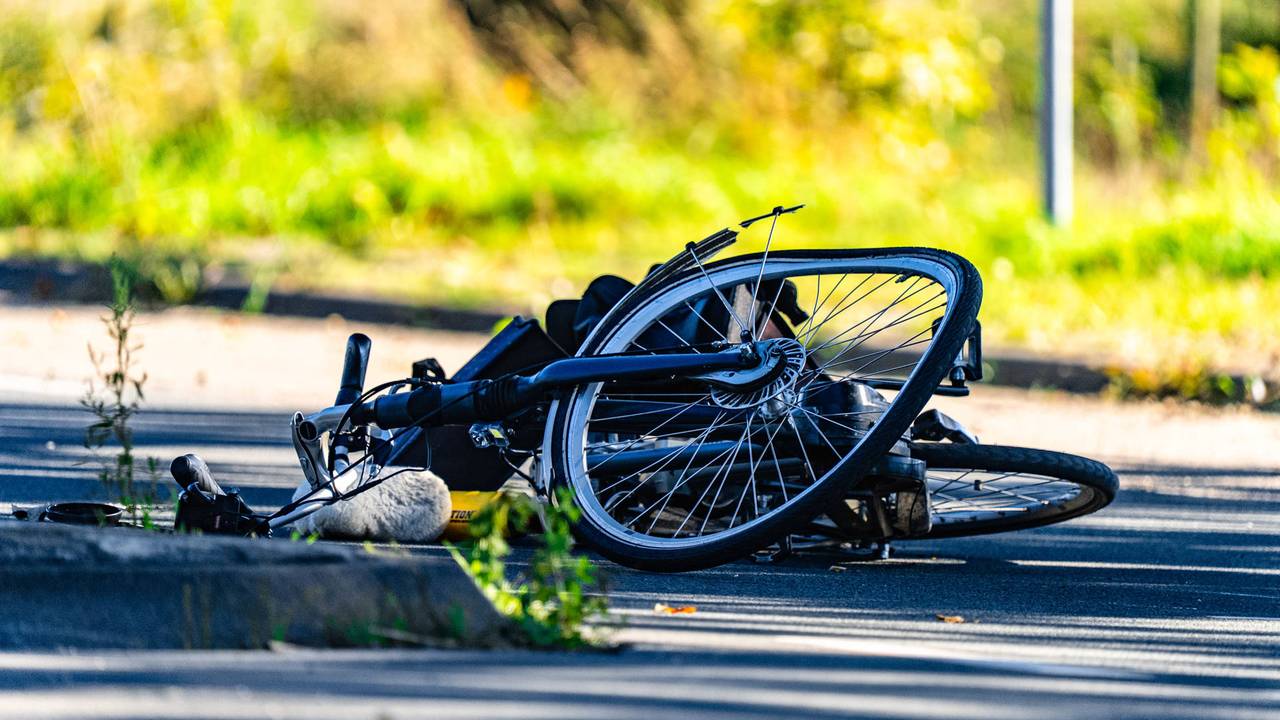 Vrachtwagen rijdt overstekende fietser aan, traumaheli naar Schijndel