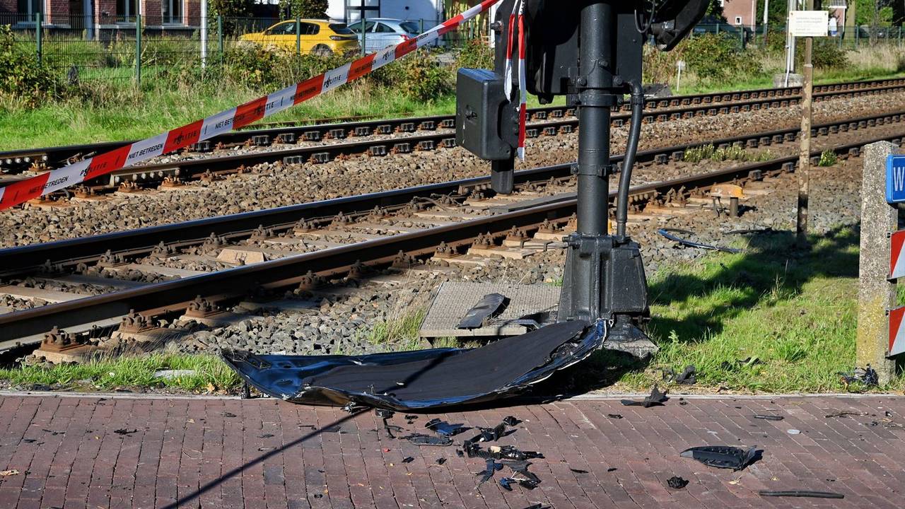 De losgeraakte motorkap raakte een omstander die probeerde de bestuurder te waarschuwen (foto: Toby de Kort/Persbureau Heitink).