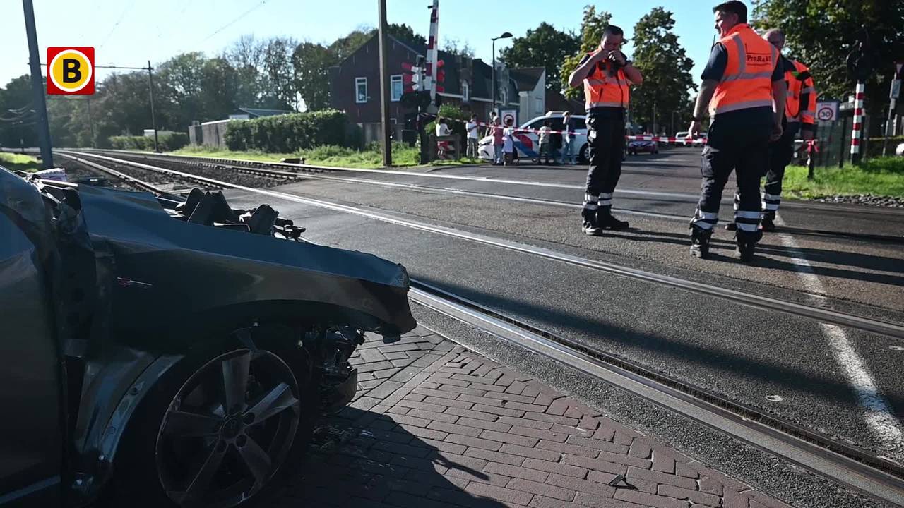 Trein ramt auto op spoorwegovergang in Udenhout, twee mensen gewond